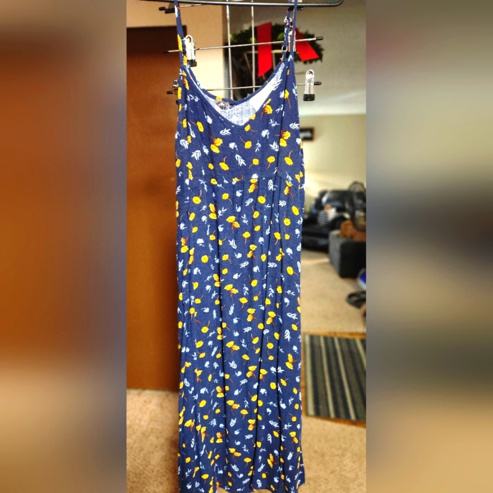 Universal Threads spaghetti syrap summer dress. Size XL, floral design.